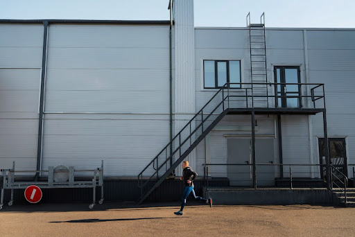 persona corriendo al lado de una fabricación de mezzanines en acero